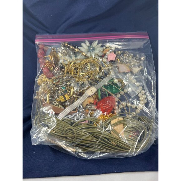 Mixed Jewelry Lot With Assorted Necklaces Bracelets Earrings - NO JAR - Picture 8 of 9